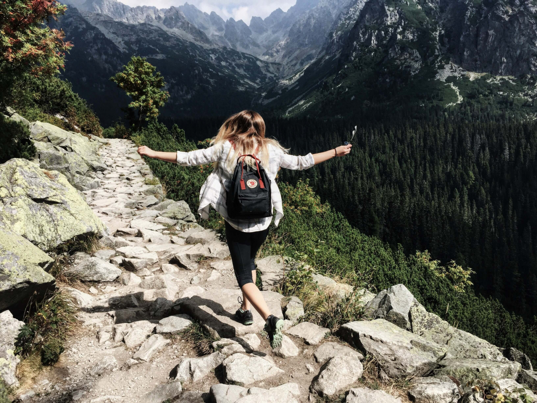 jeune-fille-legere-montagne.jpg